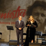 Kołobrzeg. V Ogólnopolski Przegląd Twórczości Przemysława Gintrowskiego „Pamiątki”. Na zdjęciu laureatka III miejsca z dyrektorem TVP3 Szczecin Piotrem Dziemiańczukiem / źródło: Audytorium17