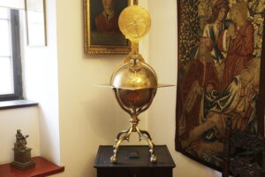 12.06.2023 Kraków. Muzeum Uniwersytetu Jagiellońskiego Collegium Maius. Globus z astrolabium / Fot. Jarosław Kubalski - Radio Kielce
