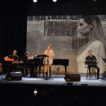 Kołobrzeg. V Ogólnopolski Przegląd Twórczości Przemysława Gintrowskiego „Pamiątki”. Na zdjęciu Natalia Sikora w koncercie Wykopaliska / źródło: Audytorium17