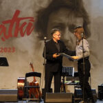 Kołobrzeg. V Ogólnopolski Przegląd Twórczości Przemysława Gintrowskiego „Pamiątki”. Na zdjęciu prezes Audytorium 17 Paweł Paluch wręcza nagrodę Bartoszowi Kamińskiemu / źródło: Audytorium17