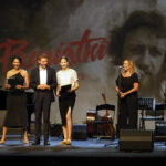 Kołobrzeg. V Ogólnopolski Przegląd Twórczości Przemysława Gintrowskiego „Pamiątki”. Na zdjęciu prezes Polskiego Radia Rzeszów wręcza nagrodę Marcinowi Grabowskiemu i Aleksandrze Pasiece / źródło: Audytorium17