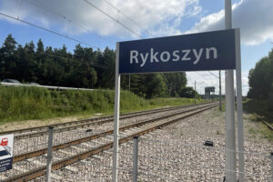 27.07.2023. Rykoszyn. Przystanek kolejowy po gruntownej modernizacji / Fot. Dionizy Krawczyński – Radio Kielce