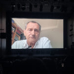 Kołobrzeg. V Ogólnopolski Przegląd Twórczości Przemysława Gintrowskiego „Pamiątki”. Na zdjęciu Wojciech Wysocki w krótkim przemówieniu do widzów „Pamiątek” / źródło: Audytorium17