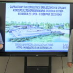 25.07.2023. Ostrowiec Świętokrzyski. Na zdjęciu (od lewej): Dominik Smoliński - naczelnik urzędu miasta w Ostrowcu Świętokrzyskim, Artur Łakomiec -prezydent Ostrowca Świętokrzyskiego / Fot. Anna Głąb - Radio Kielce