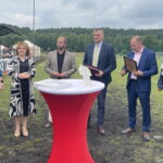 01.07.2023. Kielce. Parafialny Klub Sportowy Polonia Białogon świętuje 30-lecie istnienia. Na zdjęciu (od lewej): Katarzyna Dziedzic - skarbnik klubu, Anna Krupka - wiceminister sportu i turystyki, Michał Braun - kielecki radny KO, Grzegorz Sowiński - zastępca dyrektora wydziału edukacji, kultury i sportu kieleckiego magistratu, Paweł Kowalski - prezes zarządu, Tomasz Cieślik - wiceprezes zarządu. / Fot. Paulina Michta - Radio Kielce.