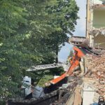 Dramatyczny wypadek podczas rozbiórki. Przewróciła się koparka - Radio Kielce 20.07.2023 Kielce. Wypadek koparki / Fot. Sebastian Kalwat - Radio Kielce