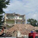 Dramatyczny wypadek podczas rozbiórki. Przewróciła się koparka - Radio Kielce 20.07.2023 Kielce. Wypadek koparki / Fot. Sebastian Kalwat - Radio Kielce