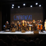 Kołobrzeg. V Ogólnopolski Przegląd Twórczości Przemysława Gintrowskiego „Pamiątki”. Na zdjęciu koncert premierowy „Gintrowski filmowo” / źródło: Audytorium17