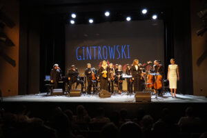 Kołobrzeg. V Ogólnopolski Przegląd Twórczości Przemysława Gintrowskiego „Pamiątki”. Na zdjęciu koncert premierowy „Gintrowski filmowo” / źródło: Audytorium17