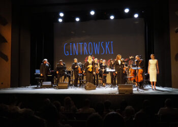 Kołobrzeg. V Ogólnopolski Przegląd Twórczości Przemysława Gintrowskiego „Pamiątki”. Na zdjęciu koncert premierowy „Gintrowski filmowo” / źródło: Audytorium17