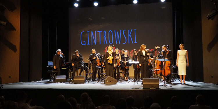 Kołobrzeg. V Ogólnopolski Przegląd Twórczości Przemysława Gintrowskiego „Pamiątki”. Na zdjęciu koncert premierowy „Gintrowski filmowo” / źródło: Audytorium17