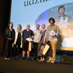 Kołobrzeg. V Ogólnopolski Przegląd Twórczości Przemysława Gintrowskiego „Pamiątki”. Na zdjęciu laureaci quizu z Agieszką i Julią Grintrowską oraz z Michałem Kaczmarczykiem / źródło: Audytorium17