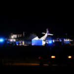 17.07.2023. Chrcynno (powiat nowodworski). Miejsce katastrofy lotniczej. Samolot cessna podczas lądowania w złych warunkach atmosferycznych uderzył w hangar, w którym schroniła się grupa ludzi. Według informacji straży pożarnej w katastrofie brało udział 14 osób – pięć z nich zginęło, pięć odniosło obrażenia / Fot. PAP - Leszek Szymański