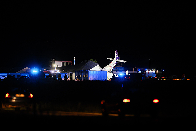 17.07.2023. Chrcynno (powiat nowodworski). Miejsce katastrofy lotniczej. Samolot cessna podczas lądowania w złych warunkach atmosferycznych uderzył w hangar, w którym schroniła się grupa ludzi. Według informacji straży pożarnej w katastrofie brało udział 14 osób – pięć z nich zginęło, pięć odniosło obrażenia / Fot. PAP - Leszek Szymański