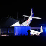 17.07.2023. Chrcynno (powiat nowodworski). Miejsce katastrofy lotniczej. Samolot cessna podczas lądowania w złych warunkach atmosferycznych uderzył w hangar, w którym schroniła się grupa ludzi. Według informacji straży pożarnej w katastrofie brało udział 14 osób – pięć z nich zginęło, pięć odniosło obrażenia / Fot. PAP - Leszek Szymański