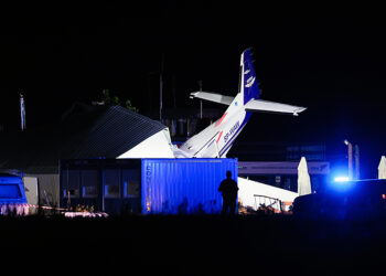 17.07.2023. Chrcynno (powiat nowodworski). Miejsce katastrofy lotniczej. Samolot cessna podczas lądowania w złych warunkach atmosferycznych uderzył w hangar, w którym schroniła się grupa ludzi. Według informacji straży pożarnej w katastrofie brało udział 14 osób – pięć z nich zginęło, pięć odniosło obrażenia / Fot. PAP - Leszek Szymański