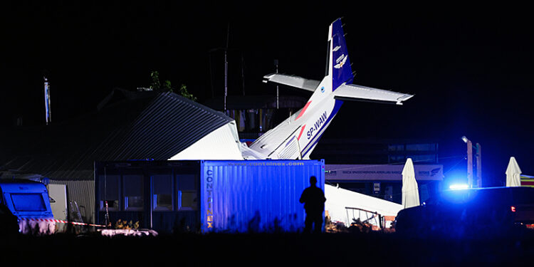 17.07.2023. Chrcynno (powiat nowodworski). Miejsce katastrofy lotniczej. Samolot cessna podczas lądowania w złych warunkach atmosferycznych uderzył w hangar, w którym schroniła się grupa ludzi. Według informacji straży pożarnej w katastrofie brało udział 14 osób – pięć z nich zginęło, pięć odniosło obrażenia / Fot. PAP - Leszek Szymański