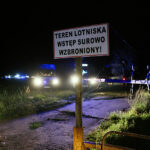 17.07.2023. Chrcynno (powiat nowodworski). Miejsce katastrofy lotniczej. Samolot cessna podczas lądowania w złych warunkach atmosferycznych uderzył w hangar, w którym schroniła się grupa ludzi. Według informacji straży pożarnej w katastrofie brało udział 14 osób – pięć z nich zginęło, pięć odniosło obrażenia / Fot. PAP - Leszek Szymański