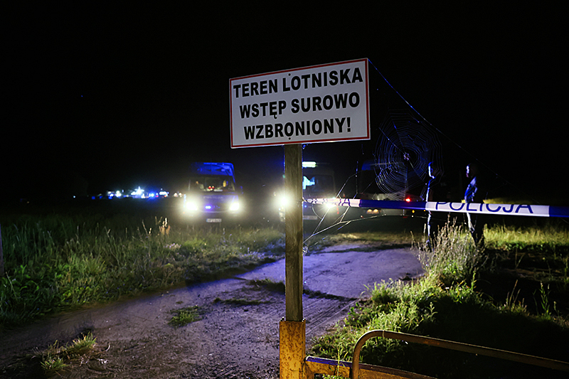 17.07.2023. Chrcynno (powiat nowodworski). Miejsce katastrofy lotniczej. Samolot cessna podczas lądowania w złych warunkach atmosferycznych uderzył w hangar, w którym schroniła się grupa ludzi. Według informacji straży pożarnej w katastrofie brało udział 14 osób – pięć z nich zginęło, pięć odniosło obrażenia / Fot. PAP - Leszek Szymański