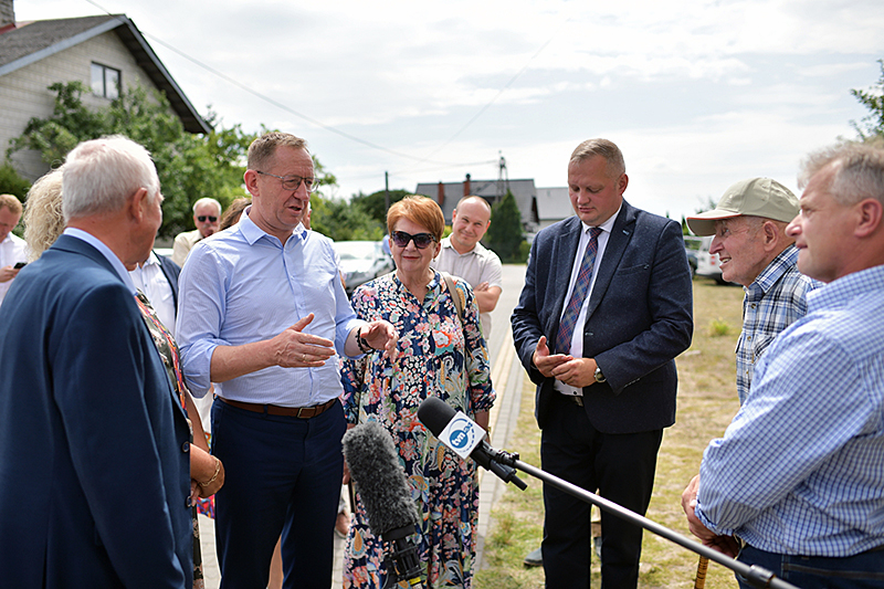 Robert Telus: programy wsparcia działają 2 24.07.2023. Dąbrowa. Minister rolnictwa i rozwoju wsi Robert Telus (drugi z lewej) oraz posłowie PiS Maciej Górski (trzeci z prawej) i Teresa Wargocka (w środku) podczas wizyty w gospodarstwie rolnym Piotra Perkowskiego w Dąbrowie k. Sokołowa Podlaskiego / Fot. PAP - Przemysław Piątkowski