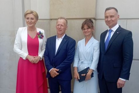 Prezydent nagrodził najlepszych w konkursie AgroLiga 2022 2 Małżeństwu Romanowi i Beacie Popisom gratulowali sukcesu Prezydent Rzeczypospolitej Polskiej Andrzej Duda wraz z małżonką Agatą Kornhauser-Dudą / Fot. Roman Popis