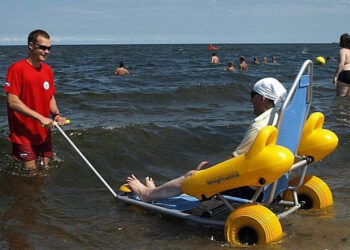 RADIO GDAŃSK. Osoby niepełnosprawne też mogą kąpać się w morzu. Specjalne wózki przy wejściach na plażę