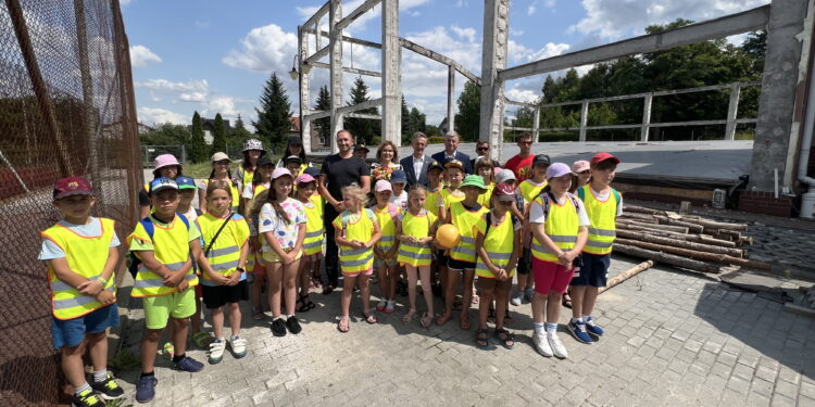 14.07.2023. Sędziszów. Wiceminister Anna Krupka z wizyta na spalonym basenie. / Fot. Paulina Michta - Radio Kielce.