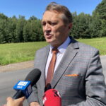 25.07.2023. Strawczyn otwarcie nowej drogi i chodnika. Na zdjęciu: Mirosław Gębski - starosta kielecki. / Fot. Michał Kita - Radio Kielce