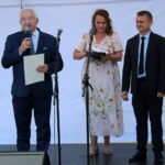 02.07.2023. Tuczępy. Kiermasz smaków. Na zdjęciu (od lewej): poseł Krzysztof Lipiec, Marta Komorowska-Kucharczyk - kierownik Centrum Kultury w Tuczępach, Jacek Wilk - wójt gminy Tuczępy / Fot. Marta Gajda-Kruk - Radio Kielce