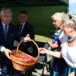 02.07.2023. Tuczępy. Kiermasz smaków. Na zdjęciu (od lewej): poseł Krzysztof Lipiec, Jacek Wilk - wójt gminy Tuczępy / Fot. Marta Gajda-Kruk - Radio Kielce