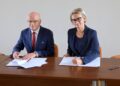 28.08.2023. Kielce. Podpisanie umowy o współpracy miedzy UJK a ABW. Na zdjęciu: prof. Stanisław Głuszek - rektor UJK i płk Agnieszka Wróbel-Perz - dyrektor Biura Kadr Agencji Bezpieczeństwa Wewnętrznego / Fot. UJK