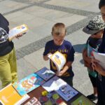 Kolorowanki od straży miejskiej - Radio Kielce 02.08.2023. Kielce. Obchody dnia kolorowanki / Fot. Marcin Marszałek - Radio Kielce