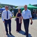 13.08.2023. Chęciny. Piknik promujący świadczenie 800 plus. Na zdjęciu (od lewej): Robert Jaworski - burmistrz Chęcin, Zbigniew Koniusz - wojewoda świętokrzyski / Fot. Marcin Marszałek - Radio Kielce