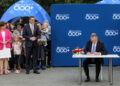 07.08.2023. Tarczyn. Prezydent Andrzej Duda (z prawej), premier Mateusz Morawiecki (czwarty z lewej) i minister rodziny i polityki społecznej Marlena Maląg (z lewej) podczas spotkania z rodzinami w Tarczynie. Podczas wydarzenia prezydent podpisał ustawę o zmianie ustawy o pomocy państwa w wychowywaniu dzieci, czyli nowelizację ustawy podwyższającą świadczenie 500 plus do 800 zł / Fot. Paweł Supernak - PAP
