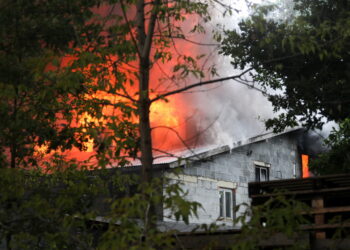 08.08.2023. Sulejówek. Pożar hali magazynowej / Fot. Paweł Supernak - PAP