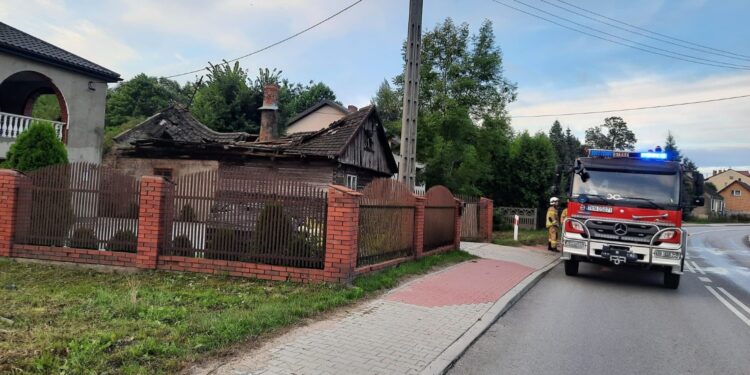 Podpalenie prawdopodobną przyczyną pożaru budynku jednorodzinnego