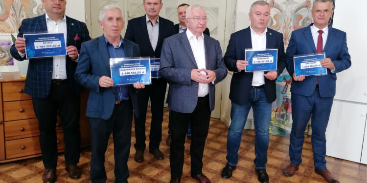Ponad 15 milionów złotych rządowego wsparcia trafi do gmin z powiatu kazimierskiego