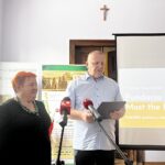 18.08.2023. Chocimów. Dworek Ośniałowskich. Samorząd w ramach konkursu otrzyma na jego rewitalizację 1 mln zł. Na zdjęciu: Barbara Domagała - prezes Stowarzyszenia Rozwoju Wsi Chocimów i gospodarz dworku, Lech Łodej - burmistrz Kunowa / Fot. Patryk Wójcik - Radio Kielce