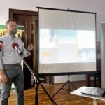 18.08.2023. Chocimów. Dworek Ośniałowskich. Samorząd w ramach konkursu otrzyma na jego rewitalizację 1 mln zł. Na zdjęciu: Wojciech Dzięgiel - fundacja Most the Most „Nasz Zabytek” / Fot. Patryk Wójcik - Radio Kielce