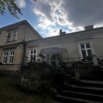 18.08.2023. Chocimów. Dworek Ośniałowskich. Samorząd w ramach konkursu otrzyma na jego rewitalizację 1 mln zł / Fot. Patryk Wójcik - Radio Kielce