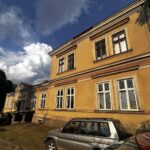 18.08.2023. Chocimów. Dworek Ośniałowskich. Samorząd w ramach konkursu otrzyma na jego rewitalizację 1 mln zł / Fot. Patryk Wójcik - Radio Kielce