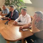 22.08.2023. Iwaniska. Spotkanie ws. osuwiska, w wyniku którego uszkodzona została droga dojazdowa i wodociąg w gminie. Na zdjęciu (od lewej): Jan Zalewski - Urząd Miasta i Gminy Iwaniska, Tomasz Kołodziej - Urząd Miasta i Gminy Iwaniska, Marek Staniek - burmistrz Miasta i Gminy Iwaniska, Kamil Batóg - radny Rady Miasta i Gminy Iwaniska, Leszek Niziałek - kierownik referatu Gospodarki Wodnej i Kanalizacji / Fot. Patryk Wójcik - Radio Kielce