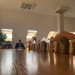 22.08.2023. Iwaniska. Spotkanie ws. osuwiska, w wyniku którego uszkodzona została droga dojazdowa i wodociąg w gminie / Fot. Patryk Wójcik - Radio Kielce