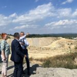 23.08.2023. Dziewątle. Zbigniew Koniusz - wojewoda świętokrzyski na miejscu osuwiska / Fot. Patryk Wójcik - Radio Kielce