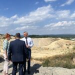 23.08.2023. Dziewątle. Zbigniew Koniusz - wojewoda świętokrzyski na miejscu osuwiska / Fot. Patryk Wójcik - Radio Kielce