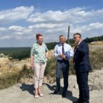 23.08.2023. Dziewątle. Zbigniew Koniusz - wojewoda świętokrzyski na miejscu osuwiska. Na zdjęciu (od lewej): Małgorzata Jalowska - wicestarosta opatowski, Zbigniew Koniusz - wojewoda świętokrzyski, Marek Staniek - burmistrz miasta i gminy Iwaniska / Fot. Patryk Wójcik - Radio Kielce