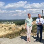 23.08.2023. Dziewątle. Zbigniew Koniusz - wojewoda świętokrzyski na miejscu osuwiska. Na zdjęciu (od lewej): Małgorzata Jalowska - wicestarosta opatowski, Zbigniew Koniusz - wojewoda świętokrzyski, Marek Staniek - burmistrz miasta i gminy Iwaniska / Fot. Patryk Wójcik - Radio Kielce