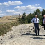 23.08.2023. Dziewątle. Zbigniew Koniusz - wojewoda świętokrzyski na miejscu osuwiska. Na zdjęciu (od lewej): Zbigniew Koniusz - wojewoda świętokrzyski, Marek Staniek - burmistrz miasta i gminy Iwaniska, Małgorzata Jalowska - wicestarosta opatowski / Fot. Patryk Wójcik - Radio Kielce