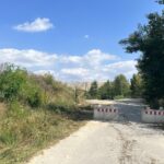 23.08.2023. Dziewątle. Zbigniew Koniusz - wojewoda świętokrzyski na miejscu osuwiska / Fot. Patryk Wójcik - Radio Kielce