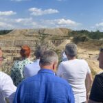 23.08.2023. Dziewątle. Zbigniew Koniusz - wojewoda świętokrzyski na miejscu osuwiska / Fot. Patryk Wójcik - Radio Kielce